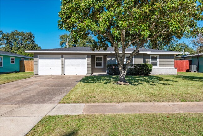 Building Photo - 322 24th Ave N