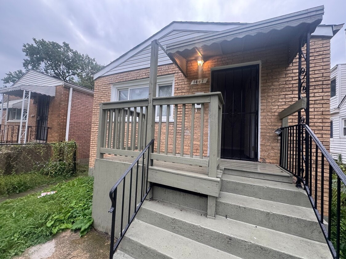 Primary Photo - 1447 W 114th Pl