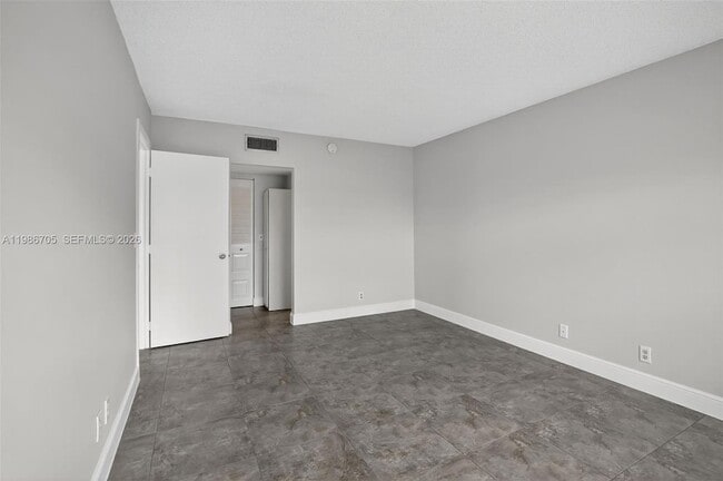 Building Photo - 3050 NE 16th Ave