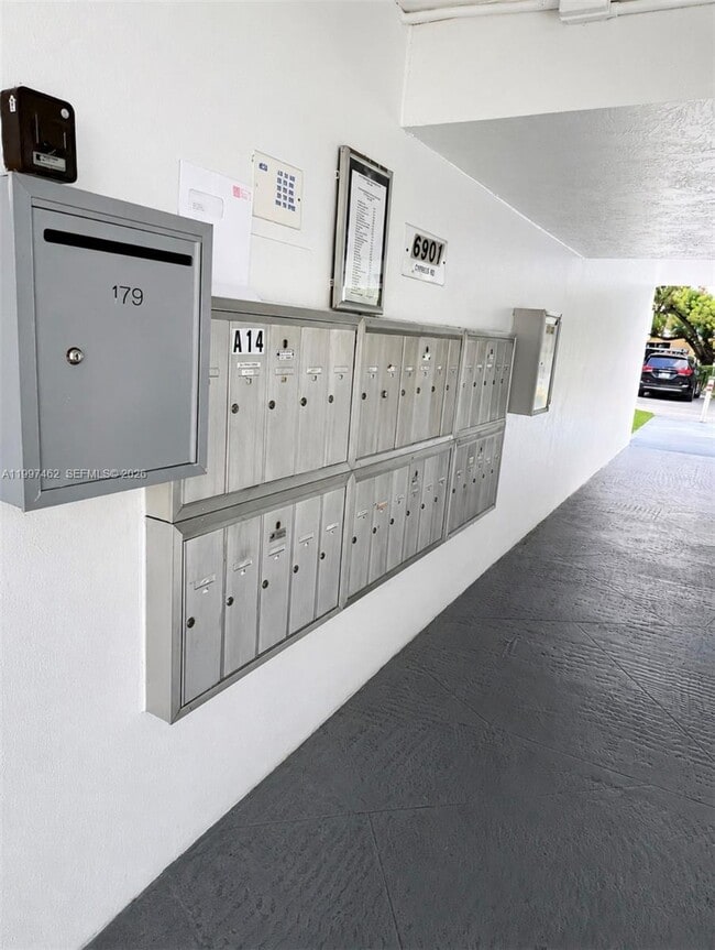 Foto del edificio - 6901 Cypress Rd