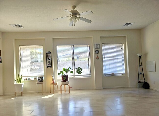 Foto del edificio - 5 bed 3.5 bath in Paseo Trails