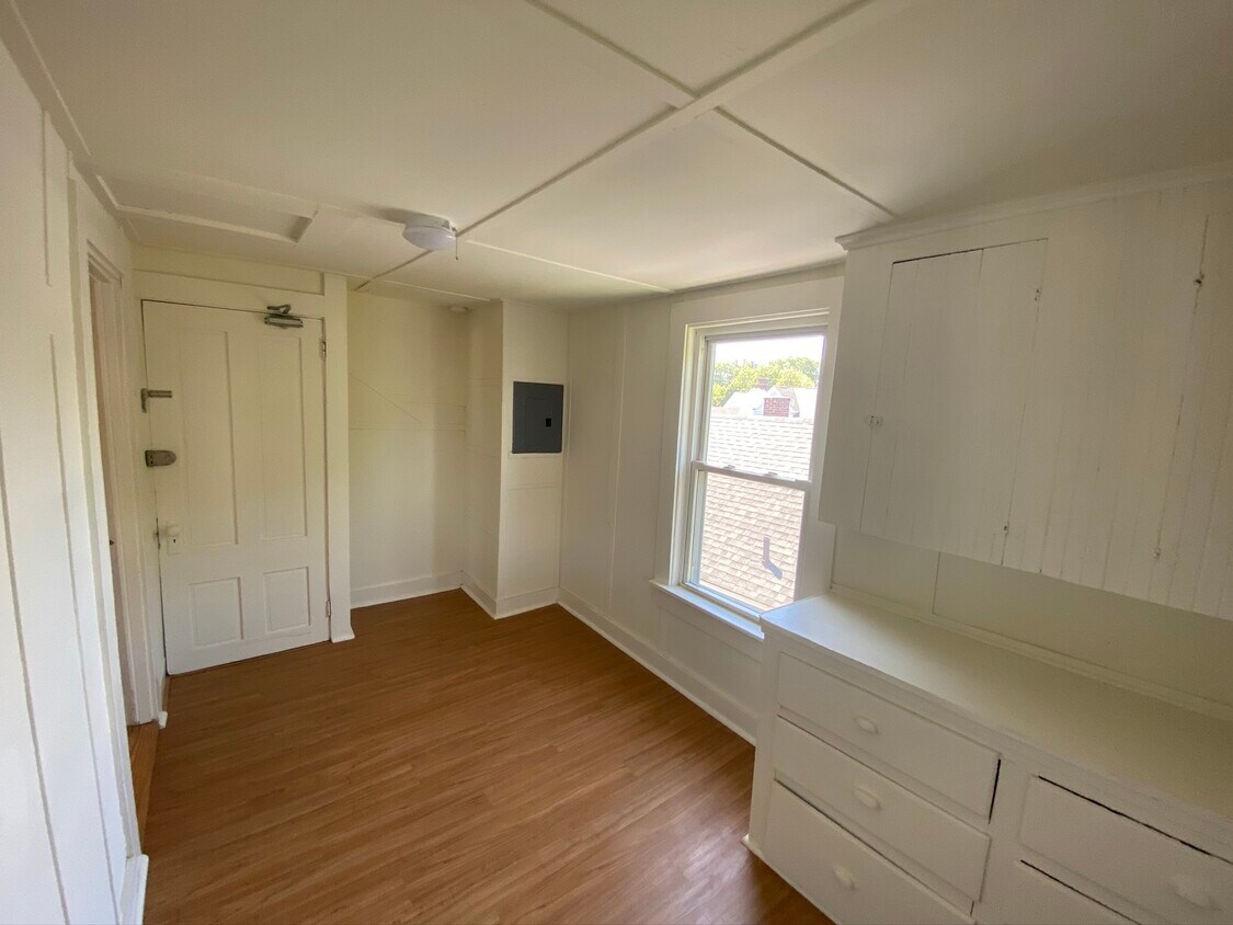 Bonus room - 188 Oak St