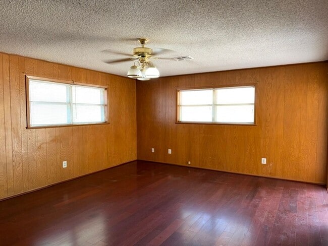 Building Photo - 5101 Lake Moor Dr