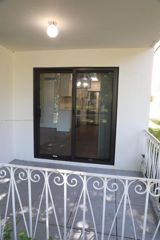 Building Photo - 533 Menendez Ave