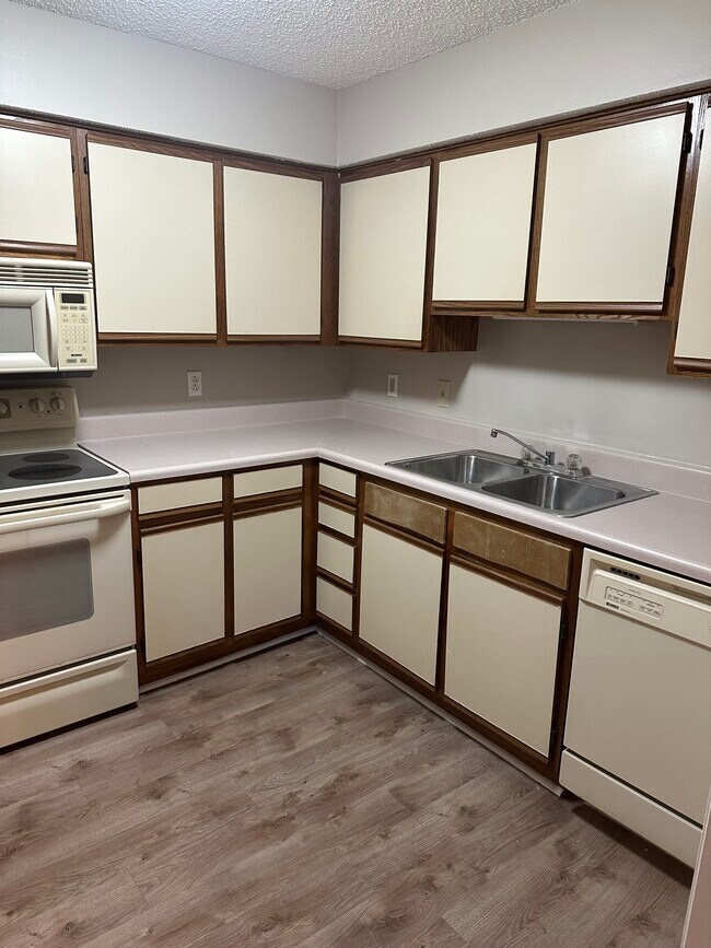 Full Kitchen includes working Dishwasher, microwave, refrigerator and stove! - 1052 Churchill Downs Ct