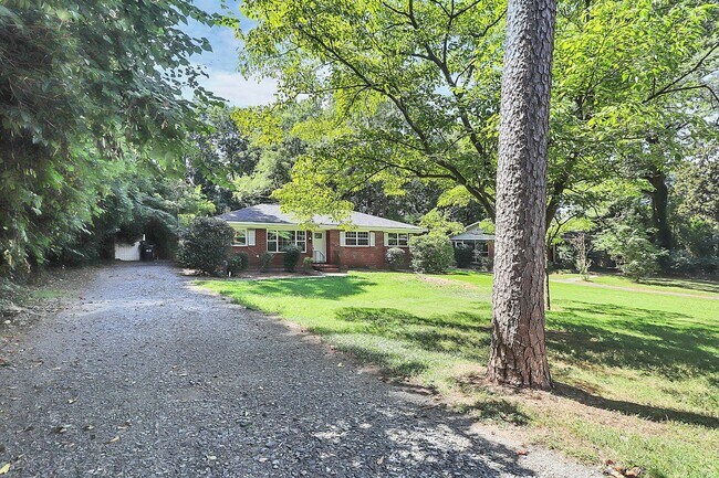 Foto del edificio - Brick Ranch w/Great Yard! Minutes From Upt...