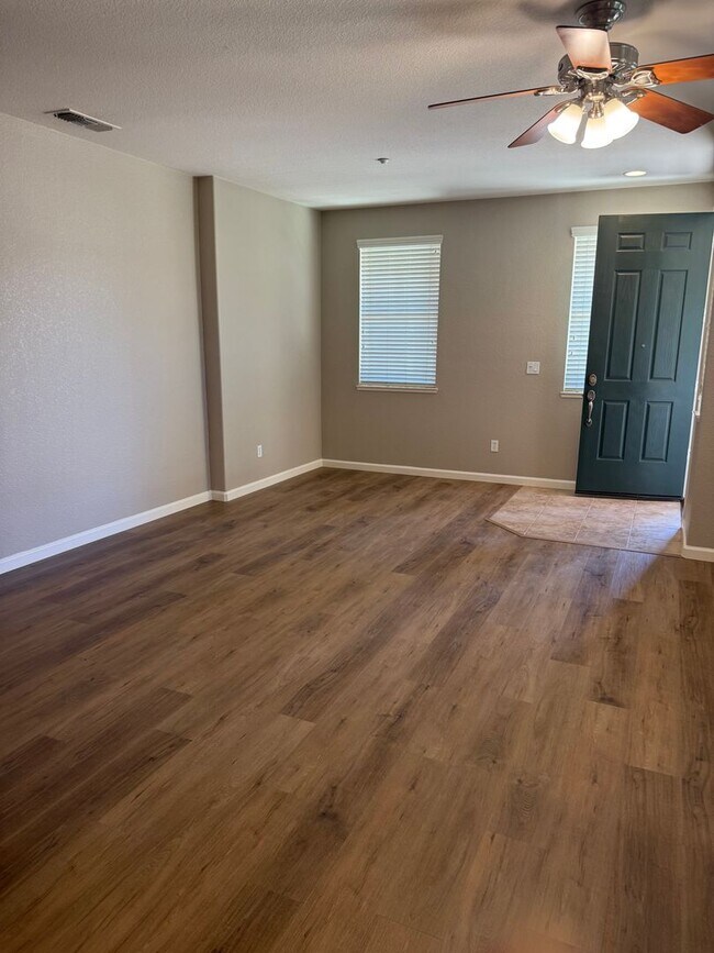 Building Photo - GORGEOUS 3 BEDROOM 2.5 BATH TOWNHOUSE