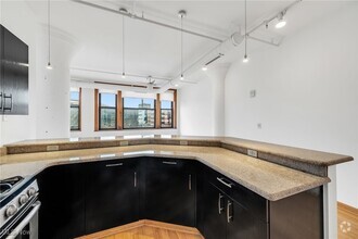 Building Photo - 2077 E 4th St