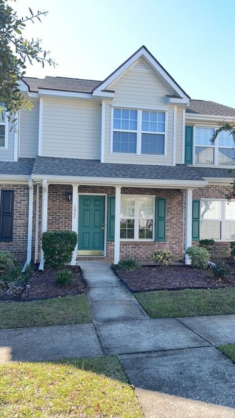 Primary Photo - 2 BEDROOM TOWNHOME IN GATED COMMUNITY!