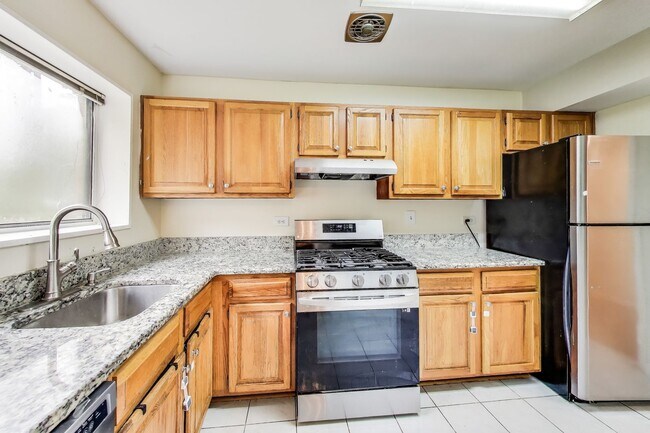 Foto del edificio - Spacious 2 + 2 Parkside Condo with All Uti...