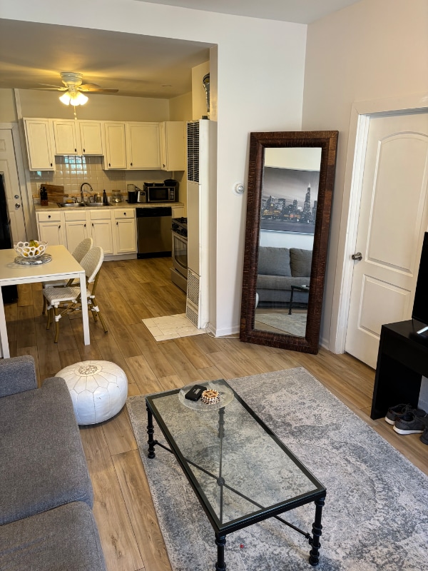Photo - 1512 N Greenview Ave Apartment