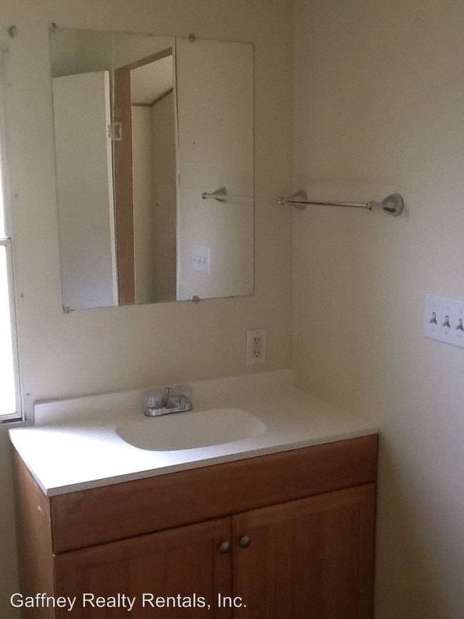 Building Photo - 4 br, 2 bath House - 308 River Dr.