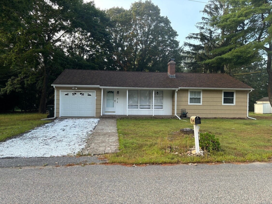Primary Photo - 19 Larrow Dr