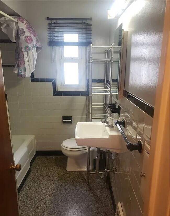 Building Photo - 3 BED 1 BATH SINGLE FAMILY HOME IN BEAUTIF...