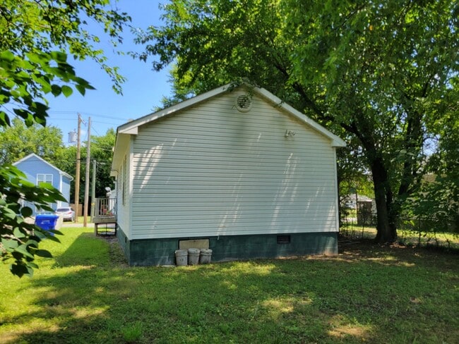 Building Photo - 3 Bedroom 1 Bathroom