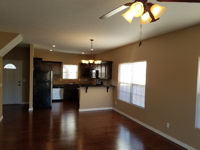 Foto del edificio - Beautiful all brick 4 bedroom home!
