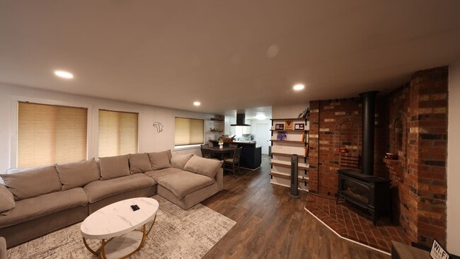 Building Photo - 3 Bed 2 Bath - Large Deck - Per Friendly -...