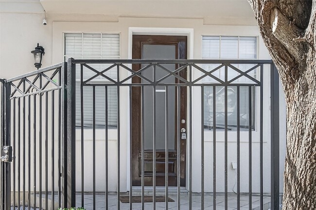 Building Photo - 105 Detering St