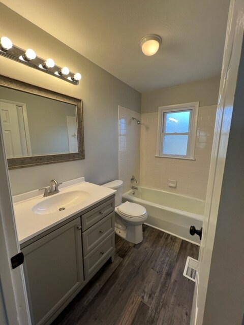 Baño completo - 163 Duke Rd