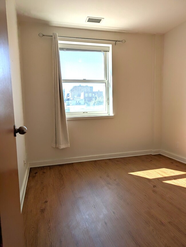 Building Photo - 255 Bagot St