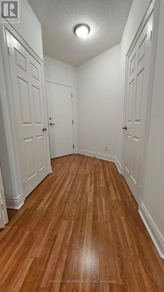 Photo du bâtiment - 33 Cox Blvd