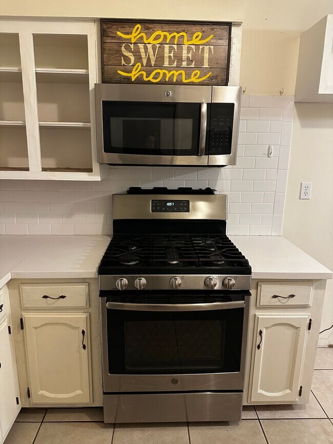 Building Photo - Fresno Home Available for Lease