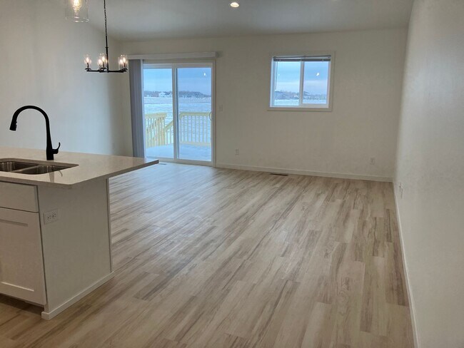 Foto del edificio - 4 Bed 3 Bath Twin Home