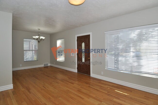Building Photo - 1577 Glen Arbor St