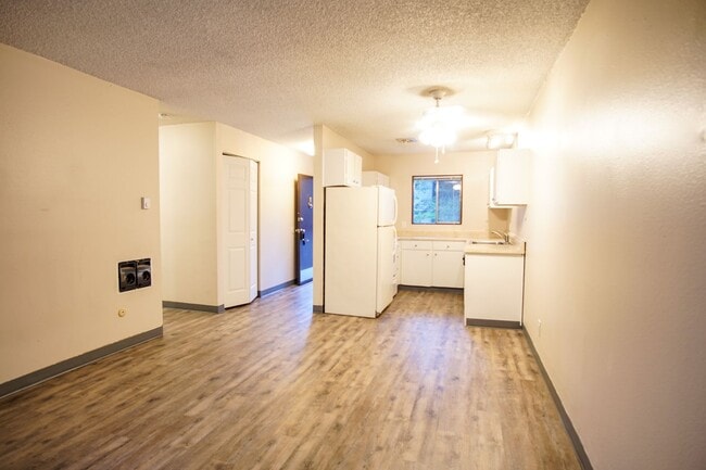 Photo - Nicely Updated Top Floor Corner 2-Bdr Near OHSU w/Private Balcony! Apartment