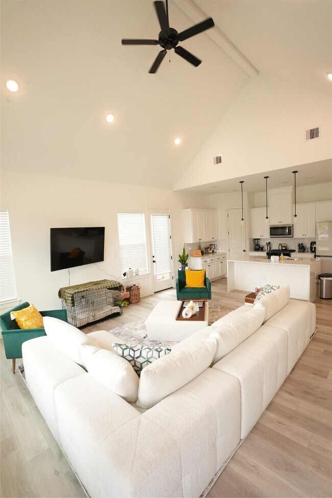 Building Photo - 2406 Mann St