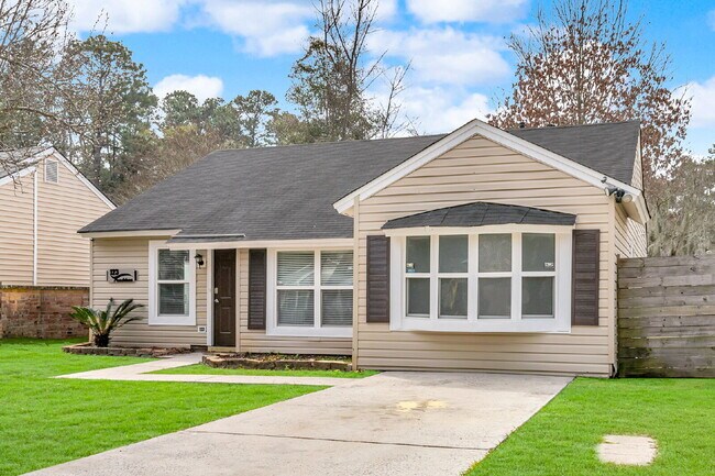 Foto del edificio - Location, Space and convenience at this adorable home.