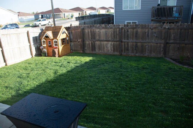 Building Photo - Beautiful 3 bedroom 2 1/2 bath