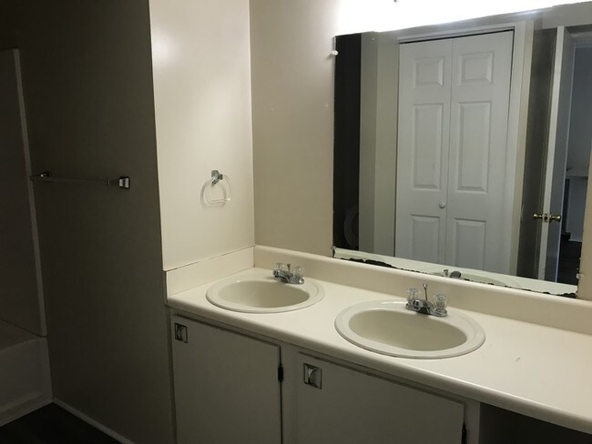 Building Photo - Newly Remodeled East Ridge Apartments!!