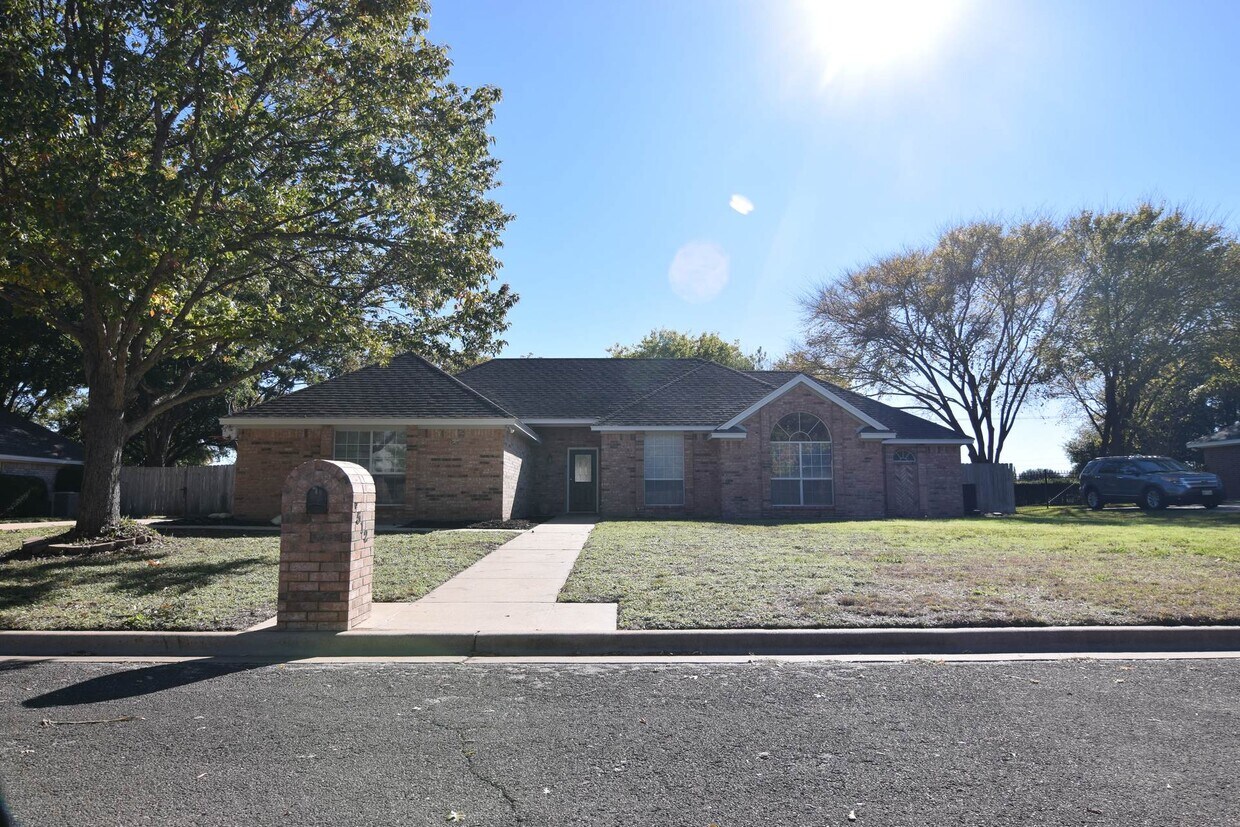 Primary Photo - 512 Neches St