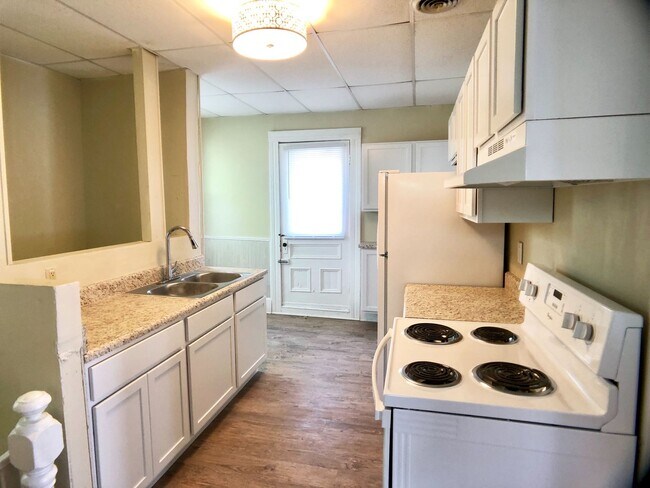 Building Photo - Great 2nd floor apt next to Greensboro College and convenient to downtown!
