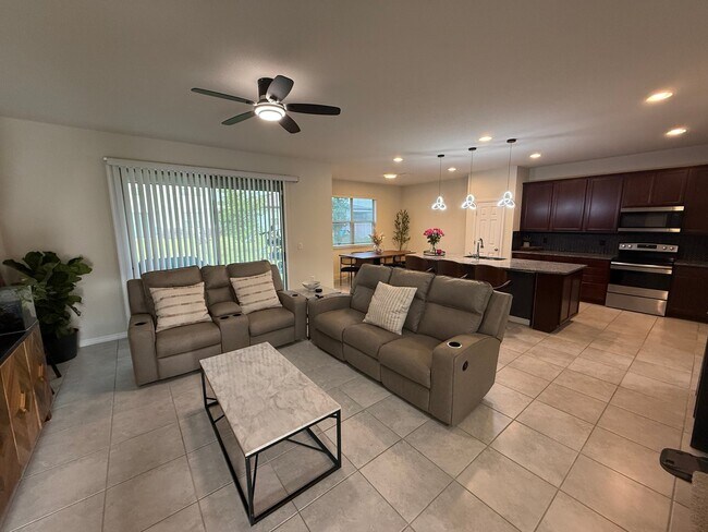 Photo - 2643 E Lake Pointe Dr House