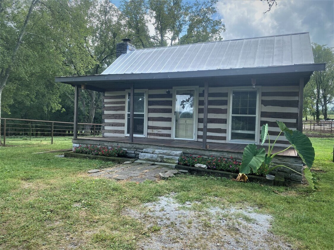 Primary Photo - AVAILABLE FEBRUARY 1ST. 2 bedroom 1 bath l...