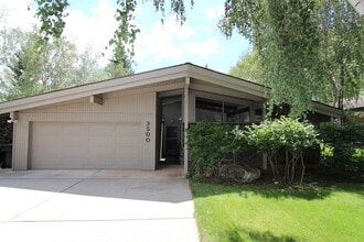 Building Photo - 3500 N Country Club Dr