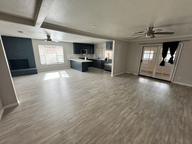 Building Photo - Beautifully renovated 3-bedroom, 2-bathroom