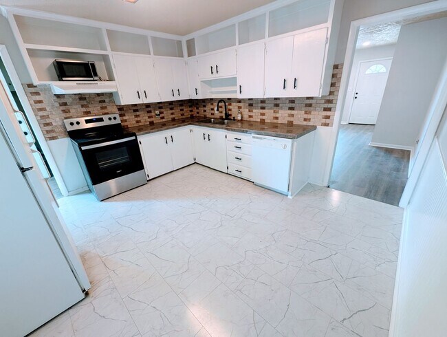 Building Photo - Private East Murray Home with HUGE yard!