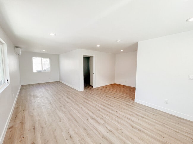 Building Photo - 3824 W 104th St
