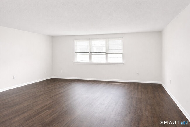 Building Photo - 16 E Gate Ln