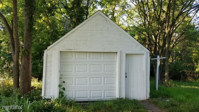 Building Photo - 2 br, 1 bath House - 2444 E Lake Lansing Rd