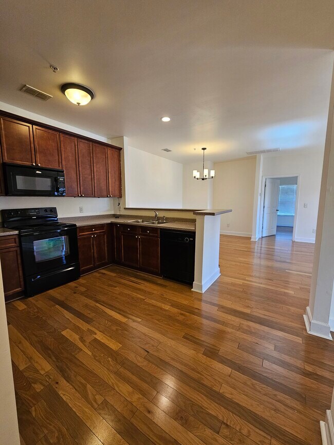 Cocina y Comedor - 8401 Callabee Way