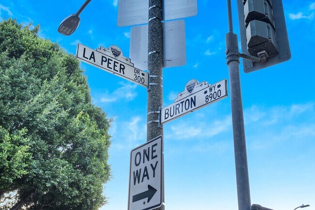 Foto del interior - Burton Way Luxury Investments LLC - 332 La Peer