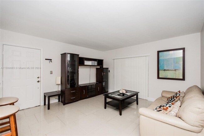 Foto del edificio - 9491 Palm Cir S