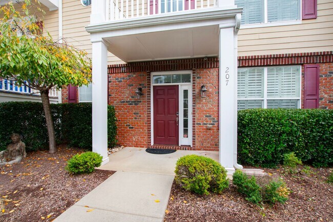 Foto del edificio - Spacious 3-Bedroom Condo in Prime Raleigh Location!