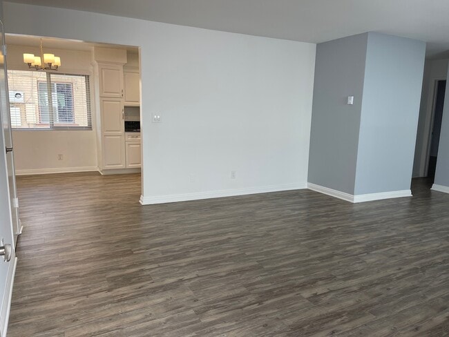 Salón con vistas a la cocina - 718 N Guadalupe Ave