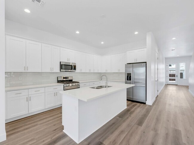Building Photo - Gorgeous New Property
