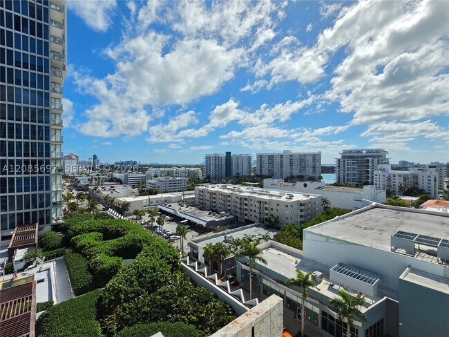 Foto del edificio - 6801 Collins Ave